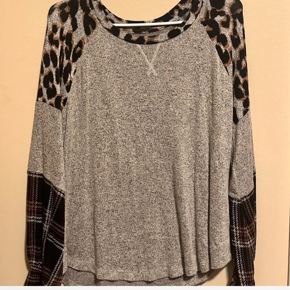 Maurices Medium 24/7 Grey Leopard and Plaid Long Sleeve Shirt - Picture 3 of 10